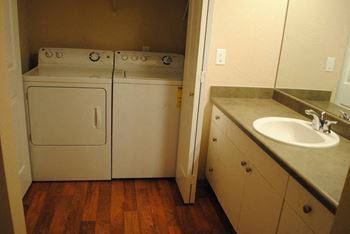 Washroom at Commons at Verandas in Tanasbourne Apartments, Oregon